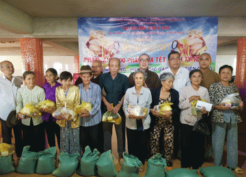 H.Chợ Gạo: Niệm Phật đường Liên Hoa tổ chức chương trình “Vui Xuân Di Lặc” trao tặng 300 phần quà Tết đến người nghèo