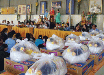 H.Châu Thành: Chùa Nam An tổ chức tặng quà từ thiện kỷ niệm Ngày Đức Phật Thành Đạo