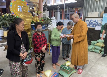 TP.Mỹ Tho: Ban Trị sự Phật giáo tặng hơn 200 phần quà cho hộ cận nghèo dịp Xuân Tân Sửu