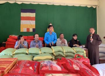 H.Chợ Gạo: Chùa Khánh Lâm tặng quà xuân Tân Sửu đến các hoàn cảnh khó khăn