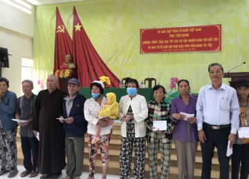 Tiền Giang: Phật giáo tặng 1.000 phần quà cho hộ cận nghèo dịp Xuân Tân Sửu 2021