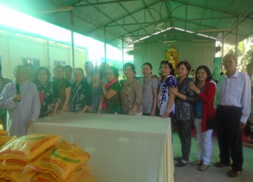 Đoàn từ thiện Phật tử TP. Hồ Chí Minh tặng quà trẻ Khuyết tật và người mù