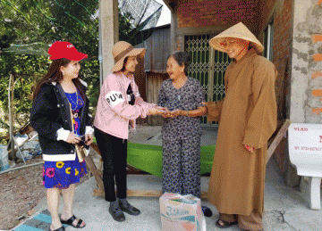 H.Cái Bè: Chùa Thiên Hòa tặng quà đến người già neo đơn và các hoàn cảnh khó khăn tại địa phương