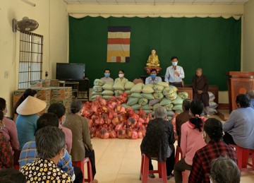 H.Chợ Gạo: Chùa Khánh Vân và Khánh Lâm tặng quà Tết cho người nghèo
