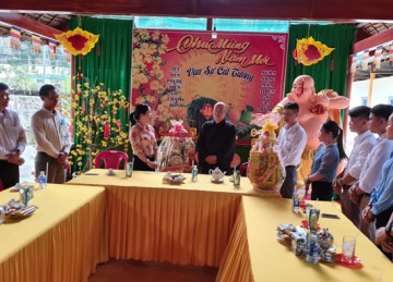 H.Tân Phú Đông: Ban Trị sự Phật giáo tiếp lãnh đạo các ban ngành đến chúc Tết và tổ chức tặng quà từ thiện