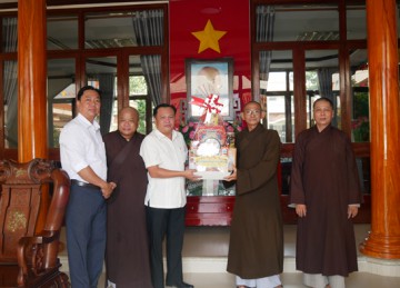 H.Gò Công Tây: Ban Trị sự Phật giáo huyện chúc Tết các cơ quan chính quyền