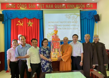 H.Gò Công Đông: Ban Trị sự Phật giáo huyện thăm, chúc Tết lãnh đạo chính quyền