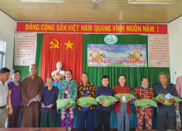 Tiền Giang: Niệm Phật đường Liên Hoa tặng quà Tết Tân Sửu cho người nghèo tổng trị giá 665 triệu đồng.