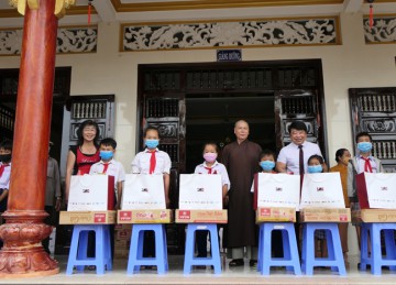 H.Gò Công Tây: Chùa Linh Sơn kết hợp với Tập đoàn IMC tặng quà Tết cho người nghèo