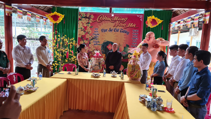 H.Tân Phú Đông: Ban Trị sự Phật giáo tiếp lãnh đạo các ban ngành đến chúc Tết và tổ chức tặng quà từ thiện
