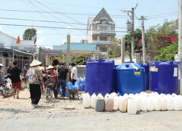 H.Gò Công Tây: Chùa Linh Sơn kết hợp các nhà hảo tâm cấp nước sinh hoạt dài hạn cho người dân vùng bị ngập mặn