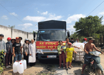 TX.Gò Công: Chùa Giác Phước chia sẻ nước sinh hoạt đến bà con vùng bị hạn mặn