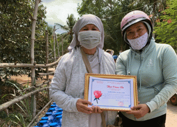 H.Châu Thành: Chùa Nam An tặng 500 bình nước tinh khiết đến bà con xã Bàn Long
