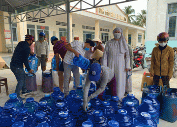 H.Châu Thành: Chùa Nam An tiếp tục gửi tặng 600 bình nước lọc đến bà con bị hạn mặn