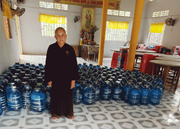 H.Châu Thành: Chùa Bửu Linh tặng 300 bình nước lọc đến bà con bị hạn mặn