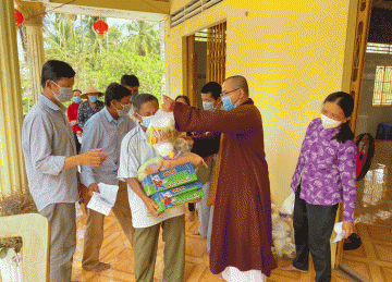H.Chợ Gạo: Ban Trị sự Phật giáo huyện tặng quà người nghèo nhân mùa Phật Đản