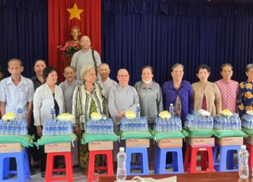 Tổ đình Sắc tứ Linh Thứu và chùa Linh Thứu 3 hỗ trợ bà con vùng nhiễm mặn huyện Bình Đại, tỉnh Bến Tre