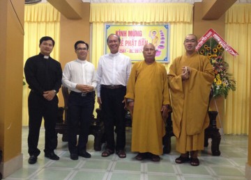 Tiền Giang: Phái Đoàn Tòa Giám Mục Mỹ Tho Đến Chúc Mừng Phật Đản