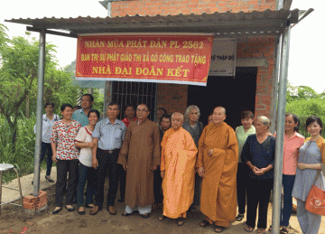 TX. Gò Công: Trao Nhà Đại Đoàn Kết Nhân Mùa Phật Đản