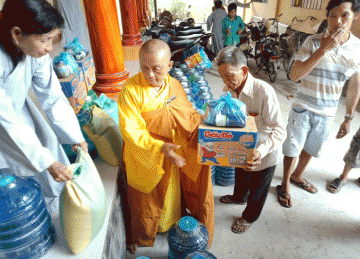 H.Châu Thành: Chùa Bửu Linh tặng quà đến các hoàn cảnh khó khăn nhân mùa Phật Đản