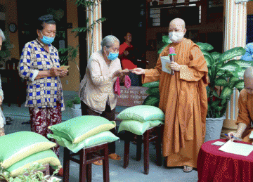 H.Châu Thành: Tịnh xá Ngọc Hiệp tặng quà từ thiện nhân mùa Phật đản PL.2564