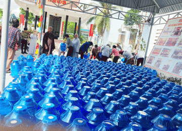 H.Châu Thành: Ban Trị sự Phật giáo huyện tặng nước lọc cho bà con bị hạn mặn