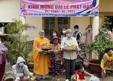 H.Gò Công Đông: Chùa Thiên Nguyên tổ chức lễ Tắm Phật và tặng quà người nghèo nhân mùa Phật Đản