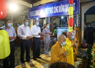 TX.Cai Lậy: Ban Trị sự Phật giáo trang nghiêm Kính mừng Phật Đản và tặng quà người nghèo