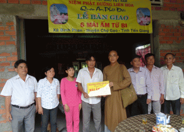 H.Chợ Gạo: Niệm Phật đường Liên Hoa vừa kết hợp bàn giao 6 căn nhà Tình thương tại xã Bình Phan