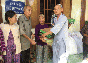H.Gò Công Tây: Chùa Phước Hựu tặng quà Vu lan đến bà con nghèo tại địa phương