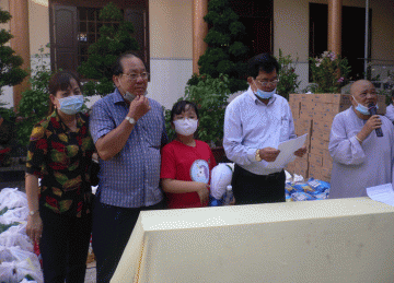 H.Châu Thành: Chùa Linh Phong tặng quà người nghèo nhân mùa Vu lan PL.2564