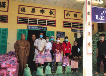 H.Gò Công Tây: Chùa Vĩnh Bình hỗ trợ 200 phần quà cho nạn nhân chất độc Da cam trong đại dịch Covid-19