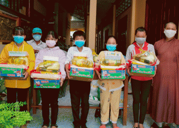 H.Gò Công Tây: Chùa Linh Sơn tặng quà cho các hoàn cảnh khó khăn trong mùa dịch bệnh 