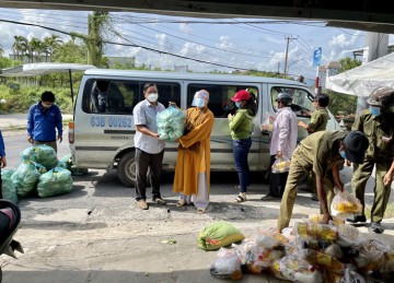 H.Gò Công Đông: Phật giáo huyện tiếp tục tặng quà đến người dân trong khu cách ly 