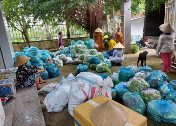 H.Gò Công Đông: Tịnh xá Ngọc Lợi hỗ trợ 2 tấn nông sản tới người dân tâm dịch quận 8, TP.HCM