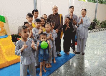 H. Tân Phú Đông: Tổ Đình Linh Bửu Thăm Trẻ Mồ Côi Nhân Dịp Năm Học Mới