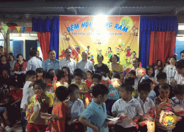 H.Châu Thành: Chùa Nam An tổ chức “Đêm hội Trăng rằm” cho các em thiếu nhi tại Trường Tiểu học Vĩnh Kim