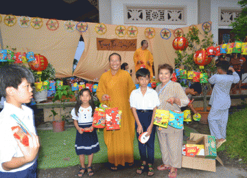 H.Tân Phước: Thiền viện Trúc Lâm Chánh Giác tặng 1000 phần quà Trung Thu đến các em thiếu nhi