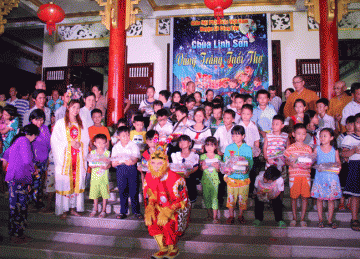 H.Gò Công Tây: Đêm hội “Vầng Trăng Tuổi Thơ” cho các em thiếu nhi tại chùa Linh Sơn