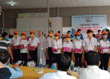 H.Châu Thành: Chùa Nam An hỗ trợ chương trình “Thắp sáng ước mơ tuổi trẻ Việt” và tặng quà cho bà con nghèo mùa Vu lan