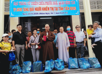 Tiền Giang: Đạo tràng chùa Phước Huệ (Q.Bình Tân, TP.HCM) hành hương và tặng quà cho người khiếm thị