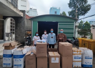 Tiền Giang: Phật giáo trao tặng vật tư y tế hỗ trợ chống dịch