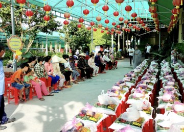 H.Tân Phước: Chùa Phú Khánh tặng quà hỗ trợ bà con nghèo nhân dịp lễ Vu lan