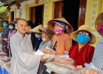 H.Châu Thành: Tổ đình Sắc tứ Linh Thứu trao 500 phần quà hỗ trợ bà con nghèo nhân dịp lễ Vu lan PL.2567