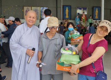 H.Châu Thành: Chùa Nam An tiếp tục trao quà từ thiện dịp lễ Vu lan đến người khiếm thị