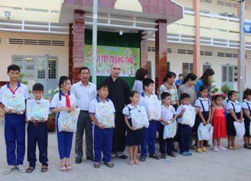 H.Chợ Gạo: Chùa Huệ Quang kết hợp Trường Tiểu học Hòa Tịnh tổ chức “Đêm hội Trăng rằm” và phát quà trung thu cho các em học sinh