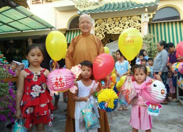 H.Châu Thành: Tịnh xá Ngọc Hiệp tặng quà Trung thu đến học sinh và người bị nhiễm chất độc Da cam