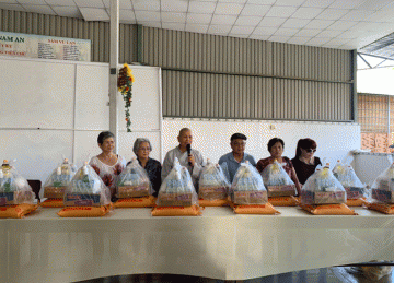 H.Châu Thành: Chùa Nam An tặng quà cho trẻ em bị nhiễm chất độc Da cam