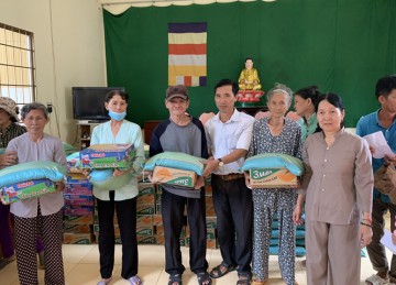 H.Chợ Gạo: Chùa Khánh Lâm tặng quà cho bà con nghèo nhân dịp Rằm tháng 10