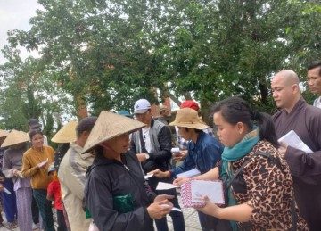 Quảng Trị: Đại đức Thích Ngọc Trí và nhóm Phật tử hỗ trợ bà con bị thiên tai tại huyện Hải Lăng
